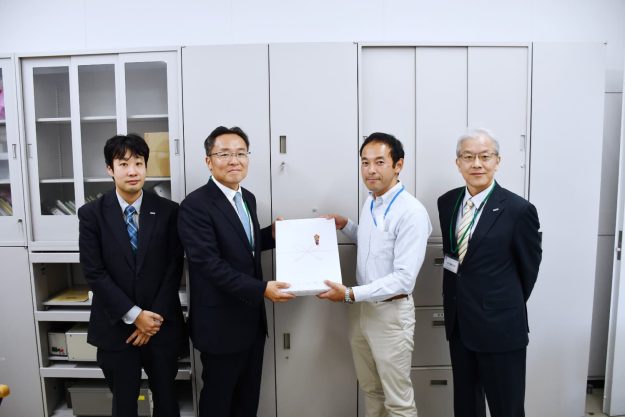 Samco-COO-and-RIKEN-Team-Leader-Dr-Yamamoto-celebrate-500th-installation-of-RIE-10NR