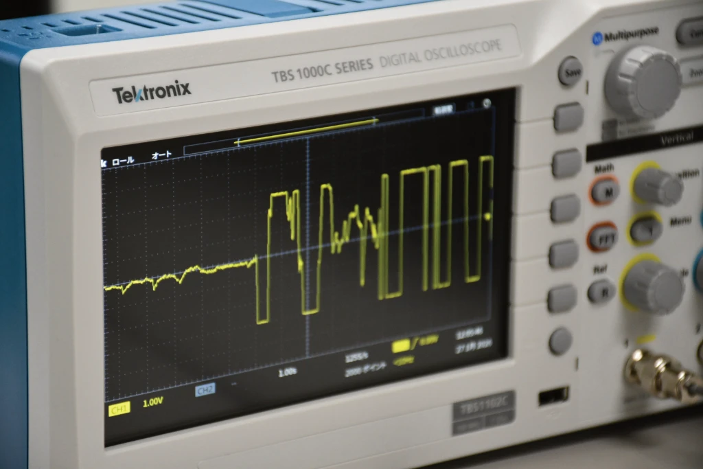 Oscilloscope output waveform from the TMR sensor showing variation when a magnetic source (e.g., smartphone or camera) is brought nearby.