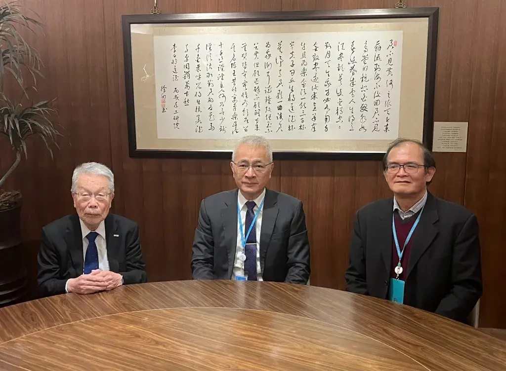 Discussion during the visit to ITRI, Taiwan (From left: Osamu Tsuji, Chairman, Samco Inc.; Pei-Zen Chang, President, ITRI; Jwu-Sheng Hu, Executive Vice President, ITRI)