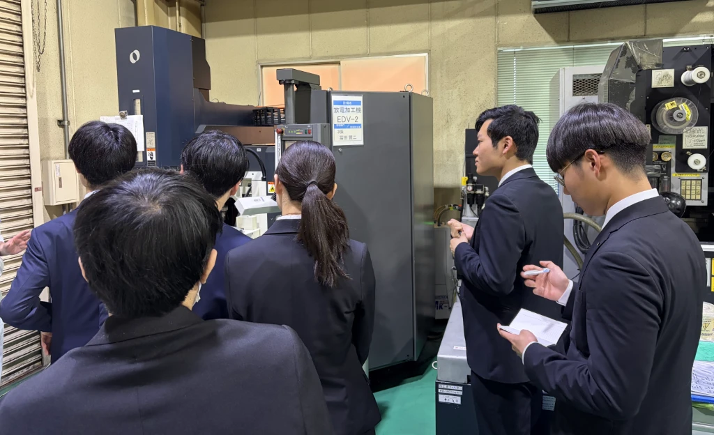 New employees attending tour of Samco's partner company, Ushikoshi