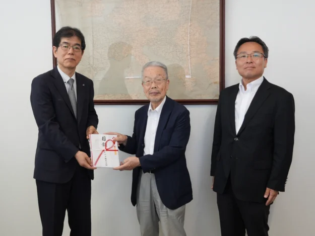 (Left) Yasuyuki Oze, Secretary General of the Kyoto Prefectural Branch of the Japanese Red Cross Society receives donation envelope from Osamu Tsuji, Founder and CEO of Samco Inc.; and Tsukasa Kawabe, President and COO of Samco Inc.