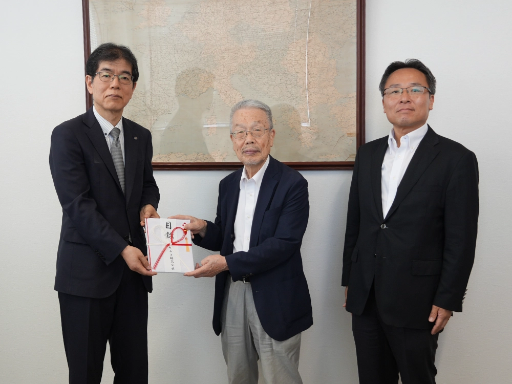 (Left) Yasuyuki Oze, Secretary General of the Kyoto Prefectural Branch of the Japanese Red Cross Society receives donation envelope from Osamu Tsuji, Founder and CEO of Samco Inc.; and Tsukasa Kawabe, President and COO of Samco Inc.
