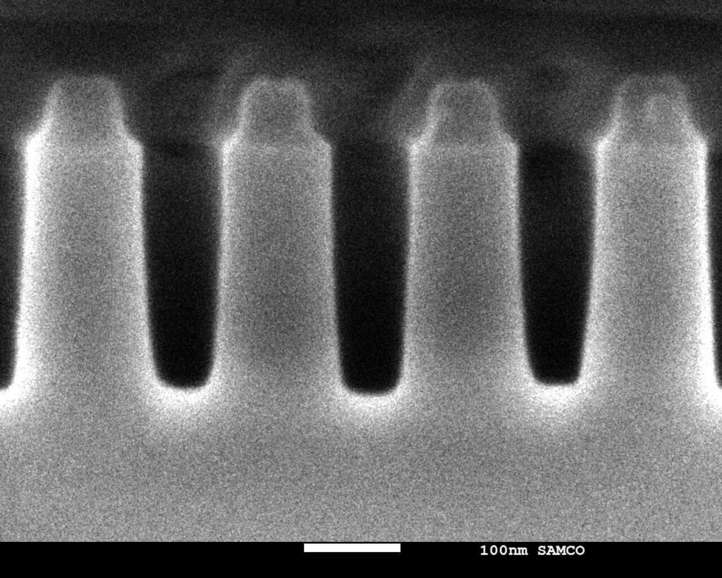 Fine non-Bosch process for Si nanodevice fabrication
